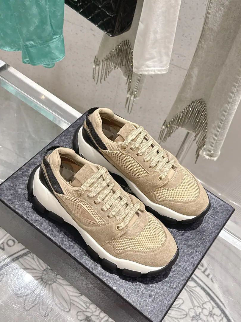🏧𝐏𝐑𝐀𝐃𝐀Prada. Couples.👫Dad's shoes. 💫This black-soul old-shoe., The net, the skin., I'm taking a breath and a layer of myself., Black and white, dark and dark, snuggled legs., Walking around the air.. ⚠️Triangular logo low profile and recognition., It's not about the suit., A suit or a casual dress?, I can wear a lightly lavish sense of casuality., I can fight on commutes and weekends.💃🏽 ◾️Shoe.: Airnets.➕- Oh, Pete. ◾️Uchi.: Lamb skin.➕Airnets. ◾️Shoes under the sole.: Original plant1:1♪ And the whole thing ♪ ◾️Codes: 35-45 [Women40.41/Men45.46Do it.]
