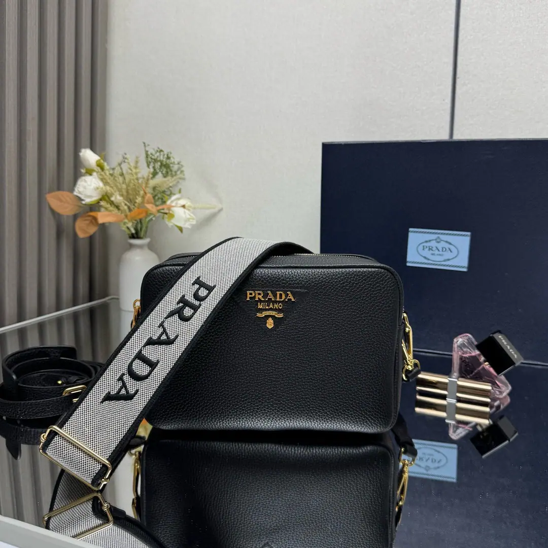 【Top First List】New paragraph🎉1BH Two shoulder belts.🎉 This bag is made of leather., It's a little bit simple.. Weasel straps with the letter label, It's a little more moving.. Two swaps for the long shoulder belt design.. LOGOWeeds and weeds and cow skins., It's perfect.😘, A mix of clothes and clothes on different occasions.😘, Large Space, - How many layers?, It's so soft., Let's get started.🎉Dimensions: Long22xHigh14.5xBottom8.5cm！