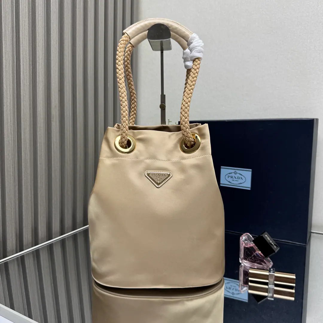 【Top First List】🎉New bucket bag.🎉1BE Showtime.🎉🎉 This regenerative nylon bag is inspired by the classic elements of oceanic style., Use a different mix., Show me the lively style.. Slided ropes hand handles with paint, trigonometric metal logo, It's a very simple thing to do., And a handy charm.. Large Space, Very leisure fashion., Another time-consuming time-out., Baby., Let's get started.🎉🎉Dimensions: Long23.5xHigh28xBottom16.5cm🎉🎉