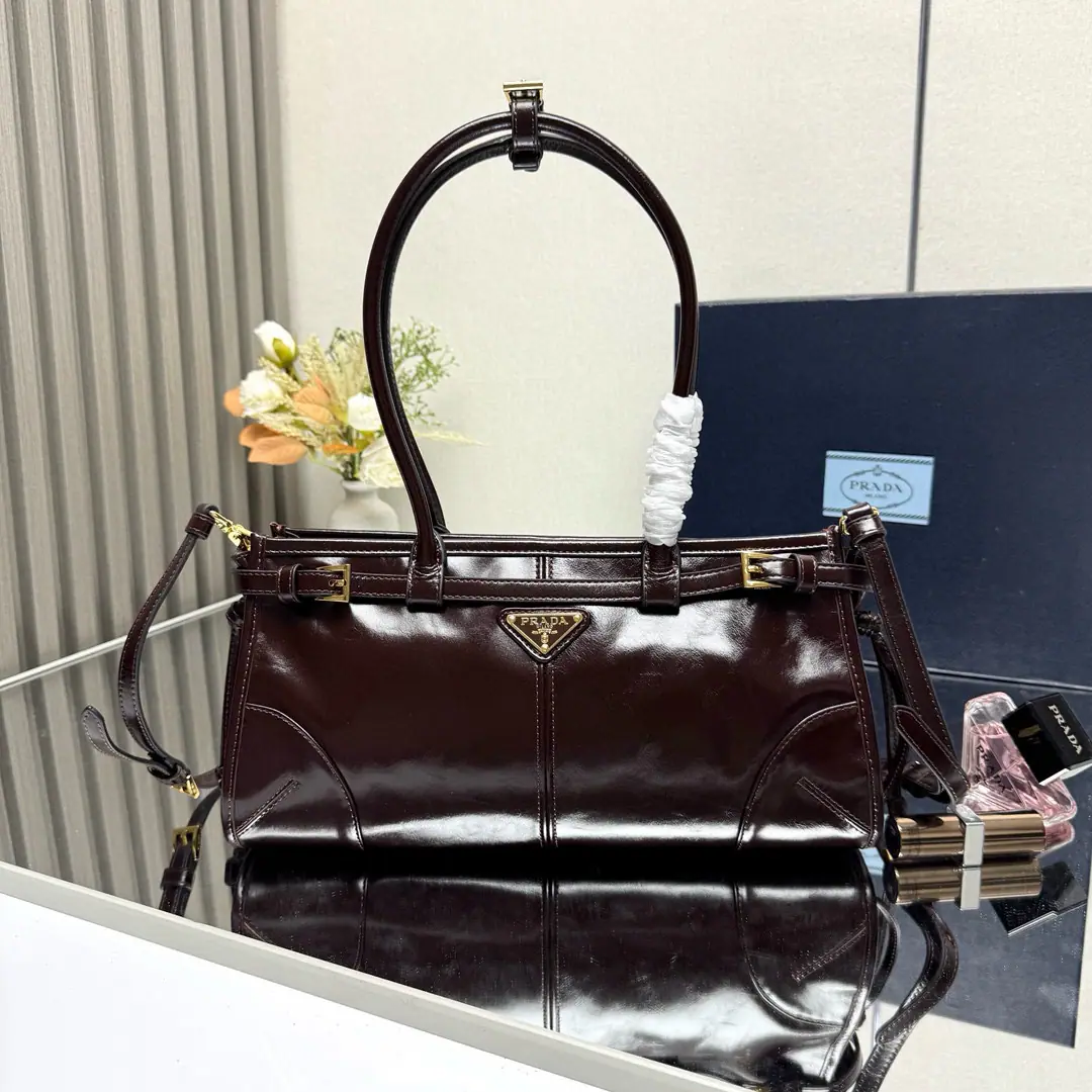 【Top First List】Small1BA （Long wrists.）🎉LusSolfOiled lass.🎉1BA Small🎉🎉This slant bag is on the imported oils., The brightness of the color is a classic., With a long shoulder band that can be deactivated., To facilitate the matching of different occasions., The capacity space is huge., The giants work.👏, It's definitely a cashier's allowance., Take this bag with you and bring it home.！Dimensions: Long32xHigh15.5xBottom12cm🎉🎉🎉👏