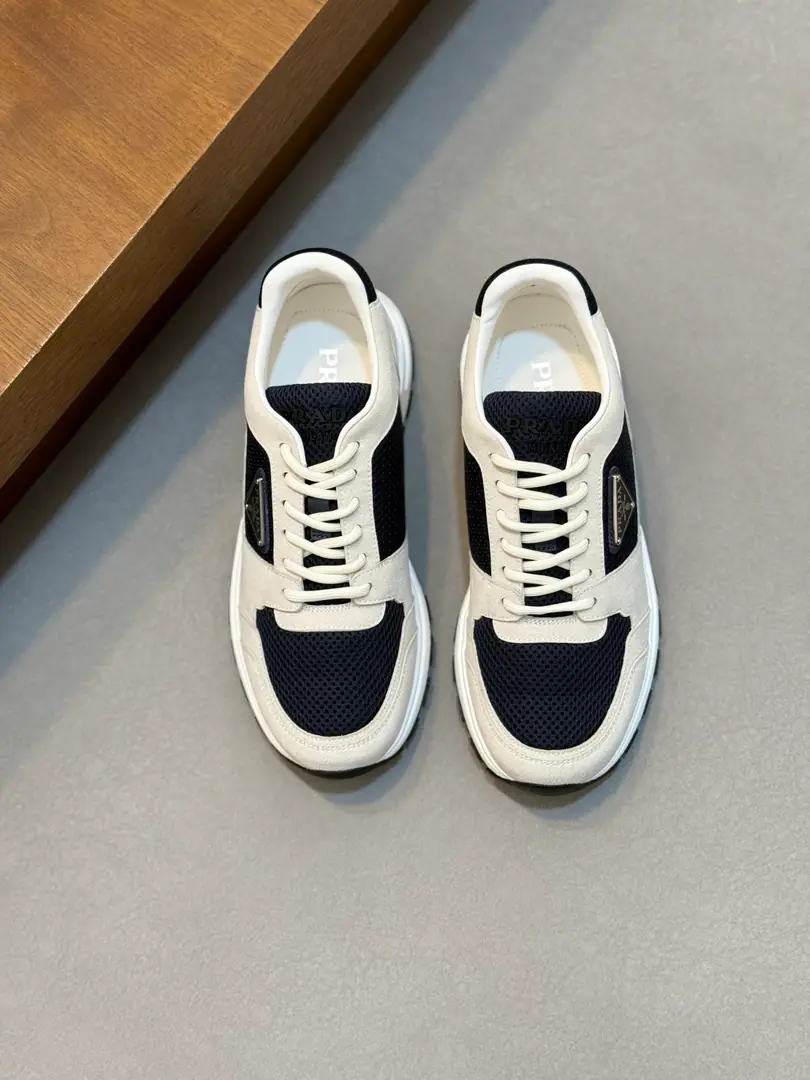 PRADA/Prada. Montecarlo Re-Edition 2026Summer leather shoes. This sneakers...2026Year as first yearLinea RossaPart of the series, Comfortableness is integrated into the design of fine innovation.. The latest style is sports style., Returning with soft-feather cattle leather and fabriced net eye shoes, Match visible top thread stitches, Respond to original mitochonous lines. I'm inspired by my driving shoes., A soft, flexible leather bag with a rubber deconstructed sole., And give the sneakers a light look and a smooth beauty.. The shoe is burning gold.logologo decoration, The watered cow's skin is covered with gold-coated cow's skin., I'll take a breath of air from my feet.！Full packaged dustproof bags！ Size: 39-40-41-42-43-44 Standard leather shoe size（45I'll make sure it's not changed.）