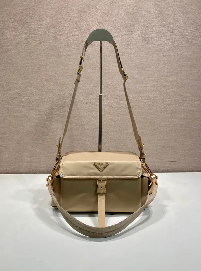 🎉New mailman bag.🎉1BD New Color🎉🎉 This bag is perfect for precision and functionality., Use regenerative nylon material., Soft contour, With multiple pockets.. Light and practical design combined with motion and 100-strength elements, A lascivious, trigonometric metal logo., The details of the leather.. Yes.2A shoulder belt can be broken., Large capacity, It's perfect., Another time-consuming time-out., Big boys and girls share., Let's get started.🎉🎉 Long30xHigh14xBottom10cm🎉🎉🎉