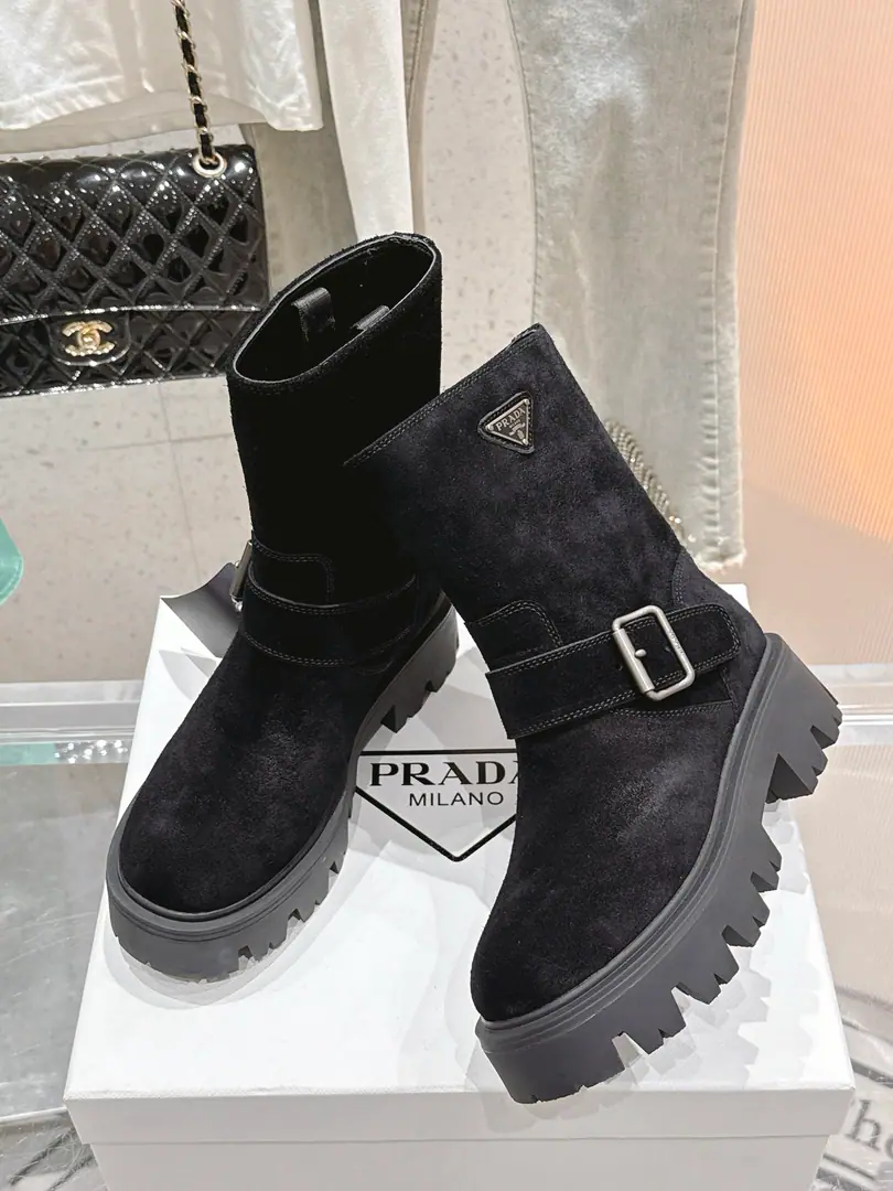 🏧𝐏𝐑𝐀𝐃𝐀Prada.F Series The latest triangulation buttons are full of mid-stamp boots., A very long watch.. Take the boots from the show. Original Recym The layout is superb. It's a classic. It's super patient. - It's a long-lasting suit. But... The Thin Legs. Jane's atmosphere.. Shoe.: Waxing and swiping the cow back. Uchi.: Silk cow skin. Otsumi!: Original version modeled in.TpuBottom Codes: 35-40 [40.41Make a reservation.]