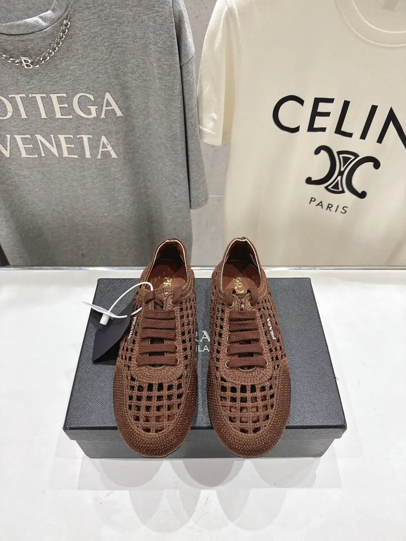 🏧𝐏𝐑𝐀𝐃𝐀 2026New knitting, free German shoes., New hooker and motion thinning shoes combine the popular bottom with the hook element. It's a simple match.PradaLetterlogo It's cozy. Summer's loose with it.👍The nylon hooking process with light air on the shoe., Let your feet go.👣♪ Breathe in your own breath ♪～ Rubber soles, smooth-proof grinding, 5mmIt's not too much for high comfort.🦶！ Skin ramp shoes are in the foot-tailed form., You're all right.🥳！ Easy to switch style, It fits every suit of spring and summer.. Codes: 35-41 [40.41Custom without re-offer]