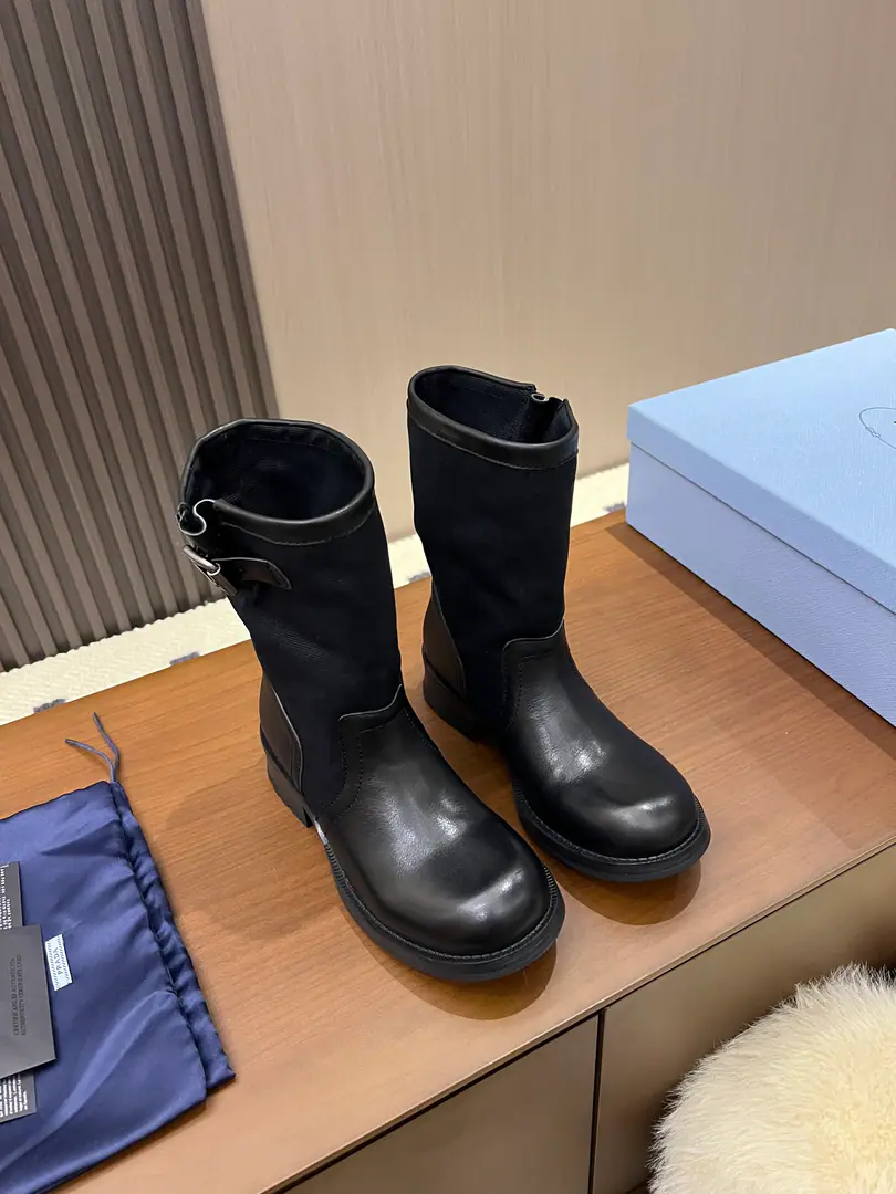 Plant price PRAD*A.Prada. 2026Autumn New The trunk of the car has a pair of boots. The star is the same.‼️ This one.PradaPut the button on the man-in-the-man boots., I want to blend canvas with real leather., Make perfect balance between retro-move and day-to-day leisure.. The metal button on the side of the boots is a little bit stylish., It's about a hard one., A smooth and thick pair of smooth rubber shoes., You can't walk like that., I'm sorry., There's no pressure on the commuter.. The canvass are a little bit of a resonance., The brightness of the money is so cool., It fits the jeans., Half-clothed., Wearing all kinds of pants.. Autumn with coats., The leather is so full of the mood., Balancing the colour values, Comfort and brand quality, I'm out of town everyday., It's a good trip. Colours: Apricots in the rice and yellow., The army is a green brown., The canvas is dark., Dark brown skin., It's pure black. Size: 35-40 Plant spot supply✔️