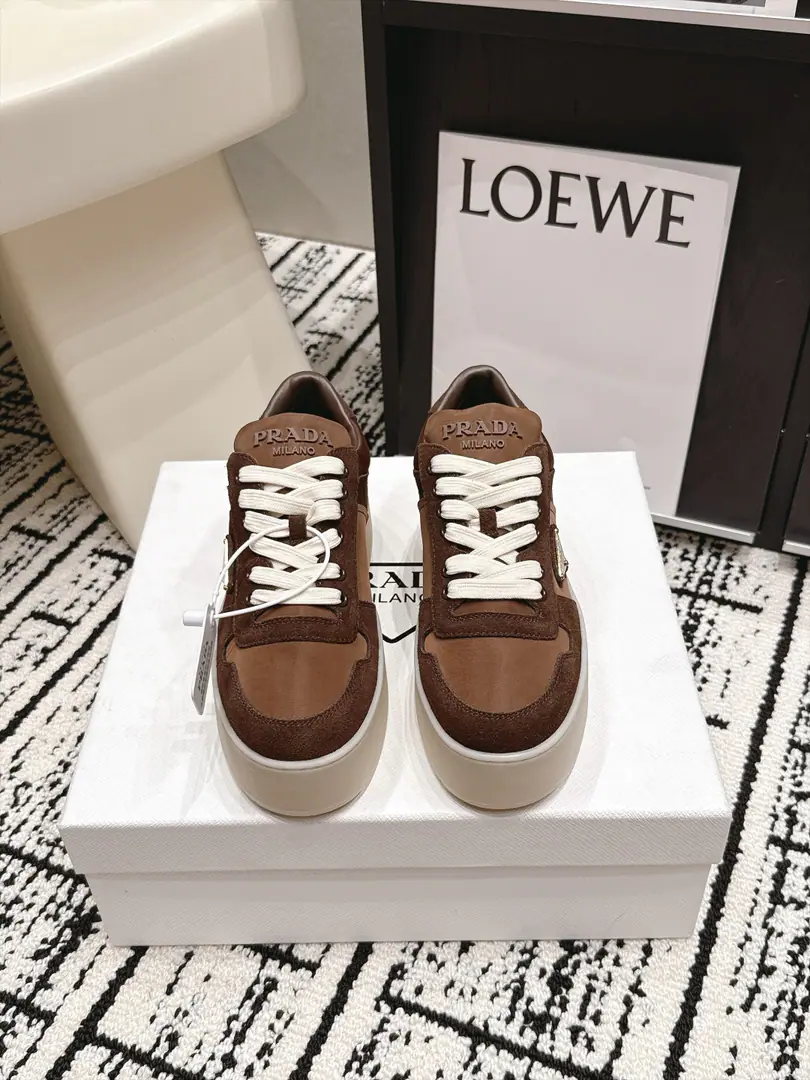 Requisition level PradaPrada.2026Spring and summer. Thick Leisure sports shoes This one.PradaThe long-term contours of leisure sneakers., It's a new classic.. Leather is carefully crafted., Raise the tone. Light style, Add triangulation marks.5CMThick, It's all right.！ It's a mix of leisure styles., In times of all styles and eyeballs,, The most permanent companion. A little bit of capture as a white shoe.. Size: 35-39（40.41I'll make sure I don't change it.）