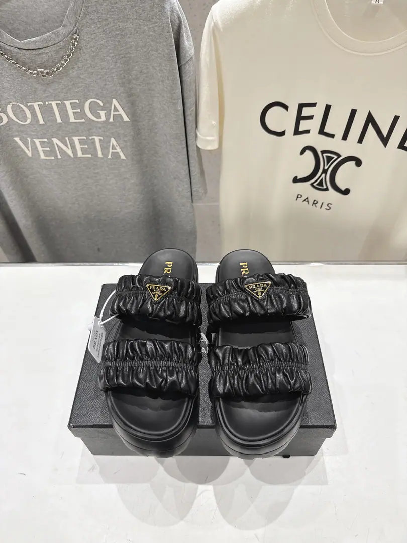 🏧𝐏𝐑𝐀𝐃𝐀 Prada's new thick sandal slippers. This shoe is really a classic design that is not obsolete and that is consistent with the current quest for comfort., Healthy dress concept., By a lot of stars, both domestic and foreign., The fashioners are the most important choice for day-to-day trip slippers. ✔Shoe.: Imported wrinkles soft sheep skin ✔Uchi.: Import of sheep skin ✔Otsumi!: Slipping super-light rubber foamed soles. ✔Height: 5.5cm ✔Codes: 35-41（40.41Make a reservation.）