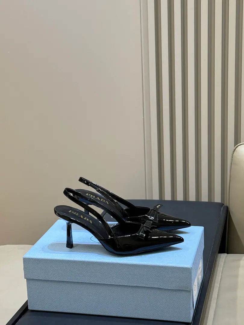 🆕⚠️ prada 26ss new arrival～High heels. PradaSpill-head heels., Use bright-face leather, The light is full., French graceful gas is directly full.！Pointhead+Ding-Sing, Cross-banding in the back empty., The moist feet are strong., You're not tired in your comfortable clothes.. There's a side of the shoe cushion.PradaMark, It's a branding thing.. It's not about dress and suit., It makes sense., Telecommuting, Date, It's a good time for the official.～ size:35-41(40-41I'll make sure I don't change it.)