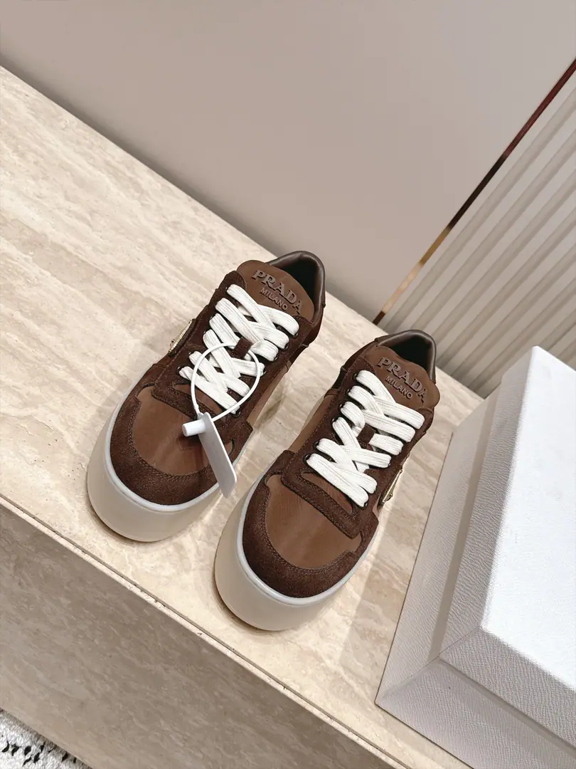 Top of the line. Maximum PradaPrada. 2 6New paragraph Thick Leisure sports shoes This sneakers have been on a long-term profile., It's a new classic.. Leather is carefully crafted., Raise the tone. Light style, Add triangulation marks.5CMThick, It's all right., It's a mix of leisure styles., In times of all styles and eyeballs,, The most permanent companion. A little bit of capture as a white shoe.. Fabulous.: Cows are counter-feat. Uchi.: Lamb skin. Otsumi!: OriginalTPUDouble Base Bottom: 5CM Codes Women 35-40