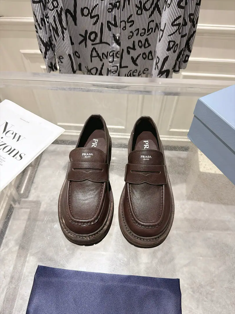PRADA 2026Newly rich, and now we're all in the middle of a good old LeFleve Mary Jane's shoes. The classic LeFoo shoes combined thick bottom-saw bottom., Matching markersLogo, I've got the grace of my old LeFleur shoes., Again?PradaThe symbolic tenderness of the cozyness., It's popular this year.“Intellectuals+The tide.”Combined paragraphs. Shoe.: Bullskins. Uchi.: Lamb skin. Original combination rubber base Codes: 35-40(40I'll make sure I don't change it.)