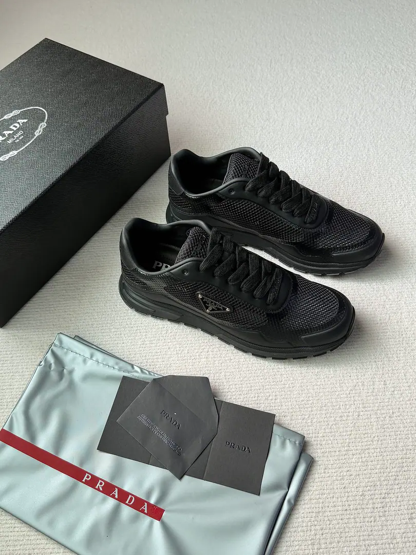 PHome sneakers are full of sports., Practical and modern., A pair of comfortable soles.. Reconstruct classic stylesPrax, I'm not sure.PradaLabel belt, badge shoelaces., Shoes are painted, eyes are pierced., Shoes with coatings, trigonometric metal logo, - I've got a shoe tongue.Prada, MilanoThe light-masked soles are dented..30Millimeter Shoe Bottom Codes: 39-45 Colours: White, Black, Cement ash