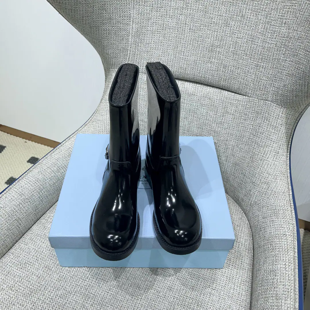 Get out of the factory.: 《Unique top version》 PRAD*A2026vsThe New Boots Series in the morning and autumn.…… 【Round head, short boots.】 ✔️New money up.⚠️This is a very thick shot of the O.S.A., insIt's a fire too., I've been changing shoes for a month.🖤The overall line flow remains the same as the original., It's so charming., I believe a woman of taste will see it., PRAD*AThe series never fails., The goddess's sharp object.…… ❶Fabulous.: Original Customise/Bullskins. ❷Uchi.: Original customized sheep skin ❸Foot.: Original customized sheep skin ❹Otsumi!: Original customised slide-proof combination bottom ❺He's tall.: 4cm ❻Codes: 35-39（40.41.I'll make sure I don't change it.） ❼Packaging: Original package ☀Colours:Synchronise update of the network
