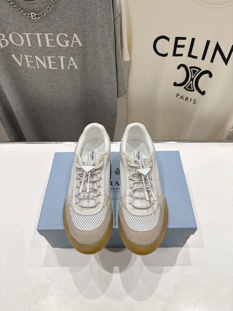Female/Men 🏧𝐏𝐑𝐀𝐃𝐀Prada. Latest series Top Cozy, couple shoes.👫Leisure sports shoes The fabric imports the cow skins.+Airnet. I'll use airnets inside. Original OpenTPUOtsumi! Size35-45 [Women40.41/Men45Make a reservation.]