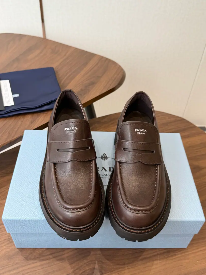 PradaPrada. 26ss Autumn The thick deer-Lifer shoes. Fashioned, leisure shoes. It's so unique., Everybody loves and rides easy. It's gonna blow every year..And there's a hundred classic shoes., Enough to conquer you., Put it on., I'm not going to miss it., The feet are simple and handsome. Fabulous.: Importing cow skin Uchi.: I'm gonna get my feet wet. Soft and delicate., My feet are comfortable. Otsumi!: Rubber Bottom➕Real threads. Bottom: #5CM Size: #35-40（40 Make a no-refund order.）