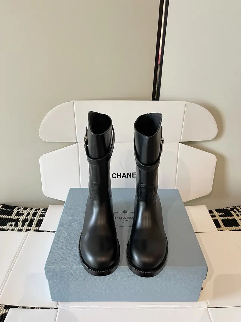 PRADA Chelsea, the latest. Blinker boots. Boots, thick bike boots. - A fashion and leisure car, Martin boots. It's so unique. Everybody loves and rides easy. It's gonna blow every year..And the classic shoes. Enough to conquer you. Put it on. I'm not going to miss it. - It's a simple, handsome foot. ！ Fabulous.: Import the open beads. Bullskins. Uchi.: I'm gonna get my feet wet. Otsumi!: Original Base 4cm Codes: 35-41（40 41Do it.）