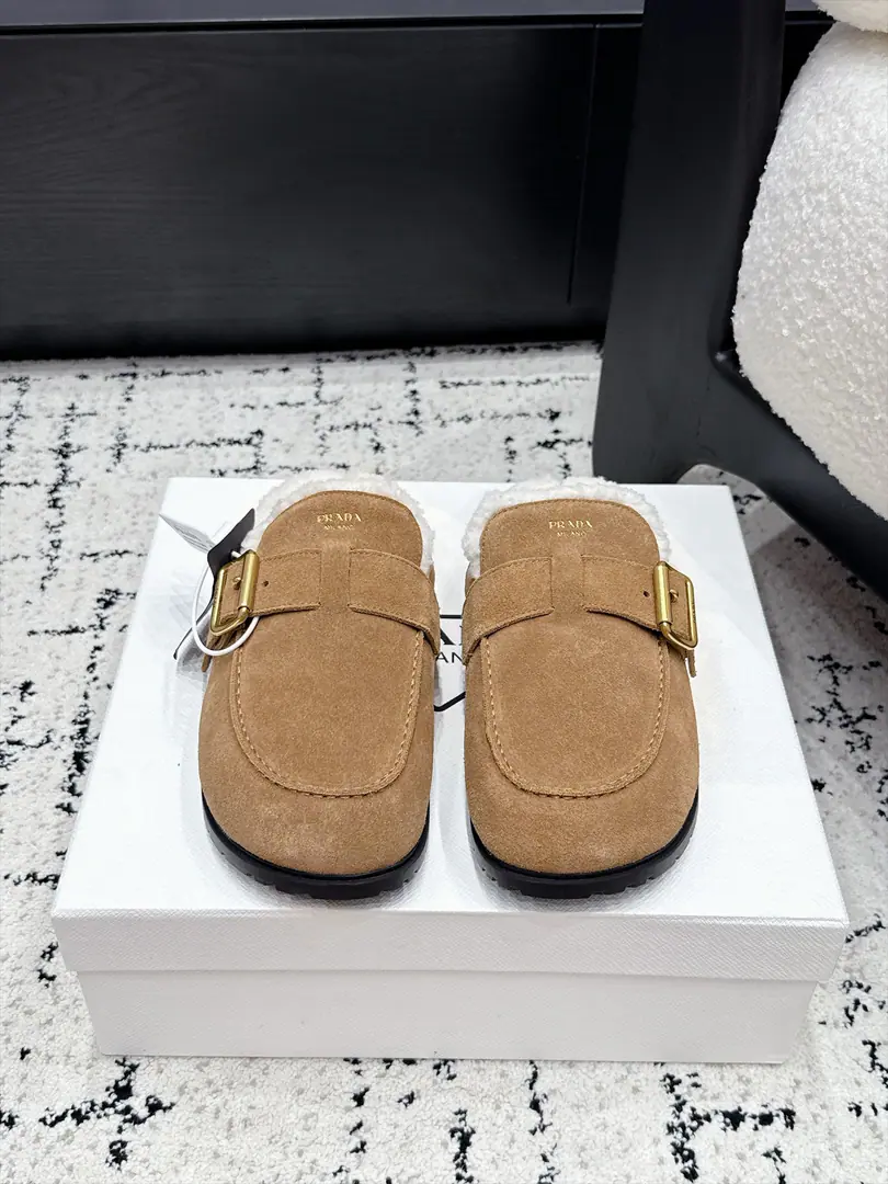 Prad*26/A new lamb with a bag of bracken shoes in the morning and autumn. I'm not sure I'm sure I'm going to be able to get a better look at this., Autumn-Tunnel Lazy Muller tow, Round-wide, shoe-stylish and moist feet., A metal button on the shoe, with a short strap., The color is the way to meet the tone of autumn and winter.. The autumn and winter atmosphere is so full of lazy shoes., The old shoes are lazy., It's a warmer and a more modulus inside the fuzzy., It's a loose atmosphere., It's all in the fall and winter.. ✔️Shoe.: High-swiss-lighted cow revelry. ✔️Uchi.: Lamb wool. ✔️Otsumi!: Original version to open ✔️size: 35-41Code（40 41Customize No Refund）