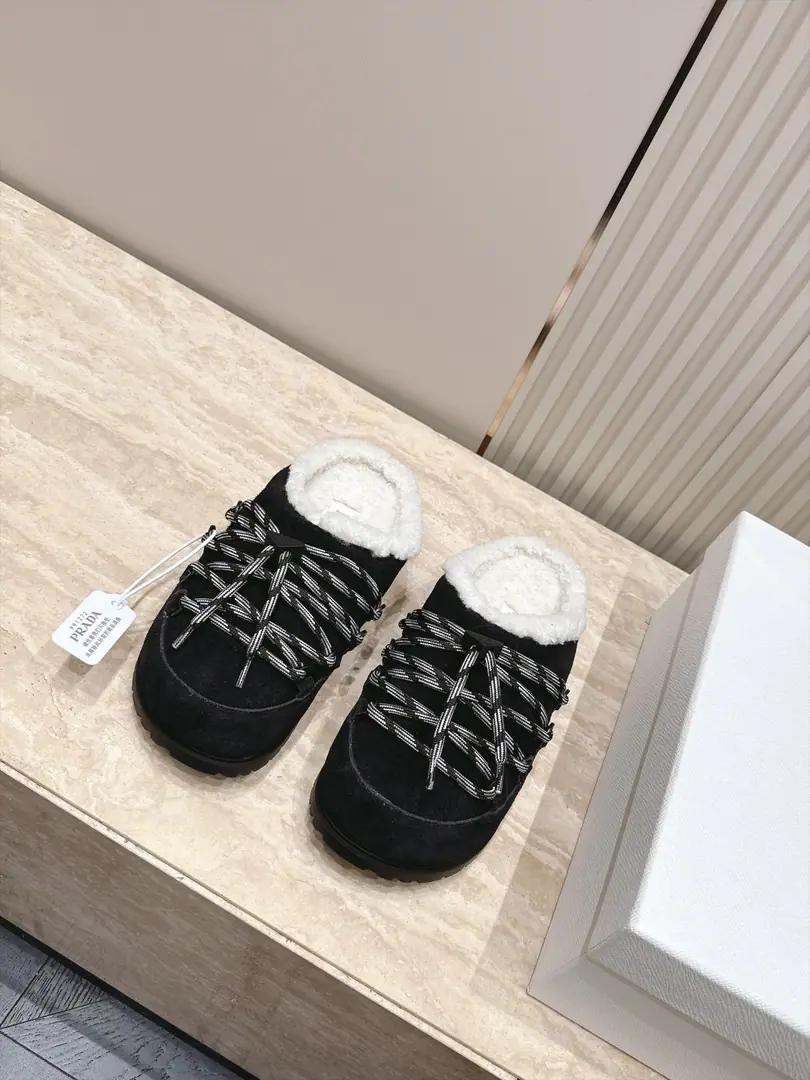 Prada. Prada 26Autumn and winter, a new triangulation of wool slippers. The mood of the autumn and winter is so tacky. PradaThis sheep has a half-crushing hair.!The wool is so soft and thick., The feet are warm as a coloured mountain band design., I'm a little more understanding than I am.4cmHuge # Sneak up #, It's a nice walk, a bit lazy., You can leave the house on the set. High-wild-faced velvet. In the wool. TPUOtsumi! 35-40Code