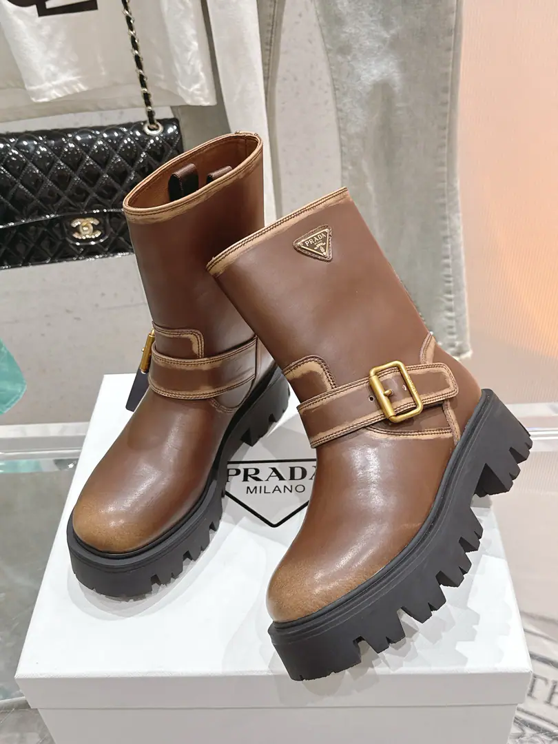 🏧𝐏𝐑𝐀𝐃𝐀Prada.F Series The latest triangulation buttons are full of mid-stamp boots., A very long watch.. Take the boots from the show. Original Recym The layout is superb. It's a classic. It's super patient. - It's a long-lasting suit. But... The Thin Legs. Jane's atmosphere.. Shoe.: Waxing of the skin of a cow. Uchi.: Comfortable, silk-grained cow skin. Otsumi!: Original version modeled in.TpuBottom Codes: 35-40 [40.41Make a reservation.]