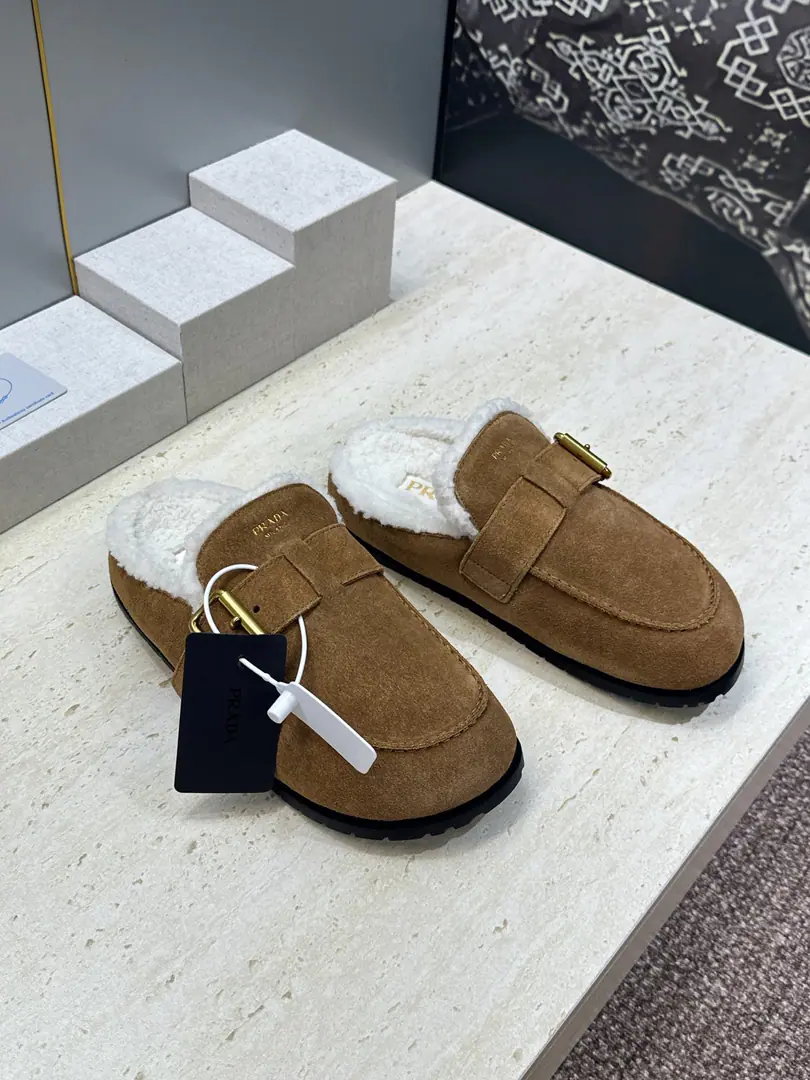 Plant prices Prada 2026A new lamb, mamule's shoes. Prada letterslogoThe hardware is a round-headed slipper. Material: Shoes are imported into sheep, skin.+Import the lamb's wool.+Original modeling slides over base Size:35-41(40.41Custom without re-offer）