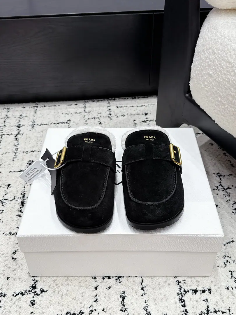 Prad*26/A new lamb with a bag of bracken shoes in the morning and autumn. I'm not sure I'm sure I'm going to be able to get a better look at this., Autumn-Tunnel Lazy Muller tow, Round-wide, shoe-stylish and moist feet., A metal button on the shoe, with a short strap., The color is the way to meet the tone of autumn and winter.. The autumn and winter atmosphere is so full of lazy shoes., The old shoes are lazy., It's a warmer and a more modulus inside the fuzzy., It's a loose atmosphere., It's all in the fall and winter.. ✔️Shoe.: High-swiss-lighted cow revelry. ✔️Uchi.: Lamb wool. ✔️Otsumi!: Original version to open ✔️size: 35-41Code（40 41Customize No Refund）