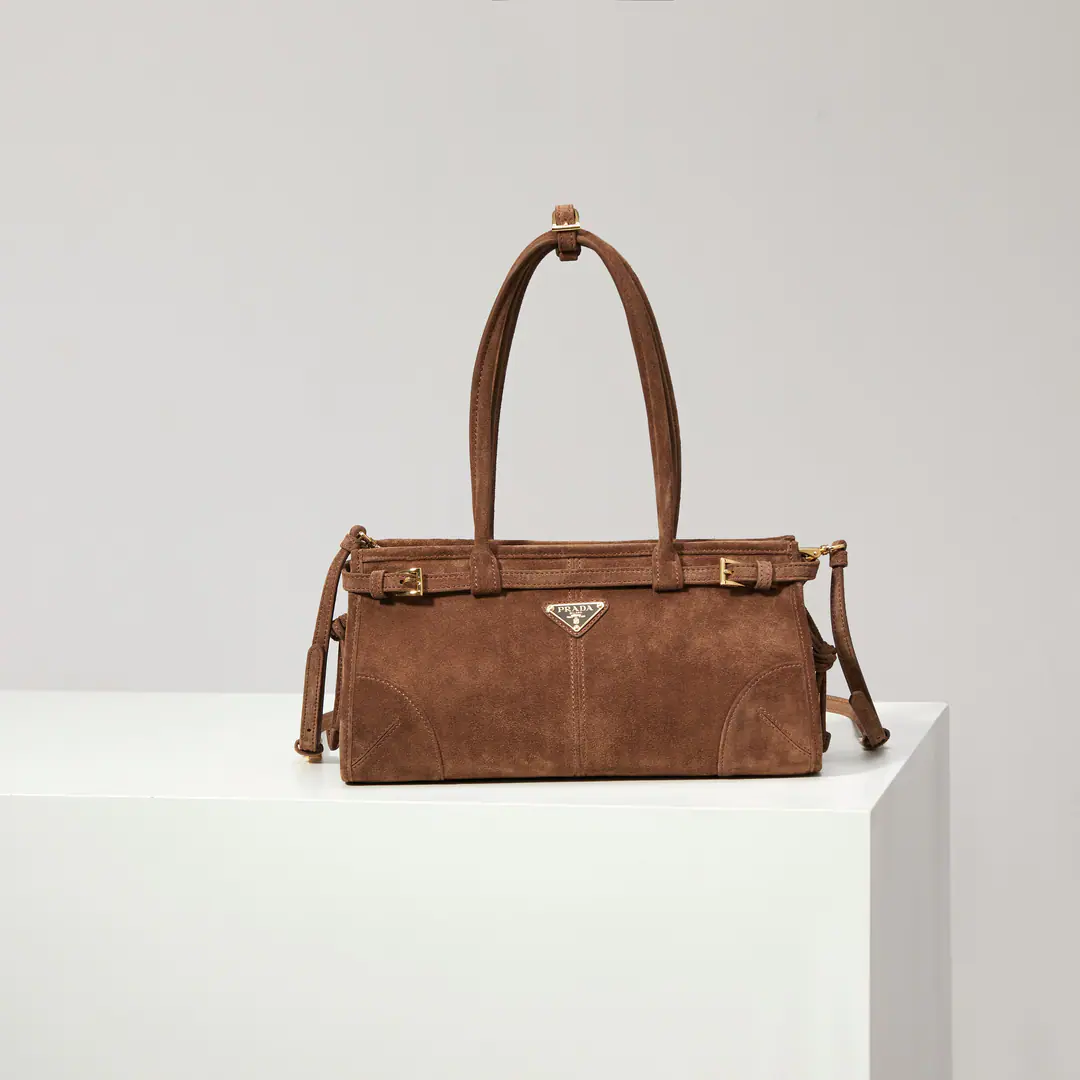 【Specialized plant】🎉LusSolfSkin grinding.🎉1BA Coco Brown/Skin grinding./🎉🎉 This slant bag is imported with sandy sand., It's a classic., With a long shoulder band that can be deactivated., To facilitate the matching of different occasions., The capacity space is huge., The giants work.👏, It's definitely a cashier's allowance., Take this bag with you and bring it home.！Long32xHigh15.5xBottom12cm🎉🎉🎉👏👏👏