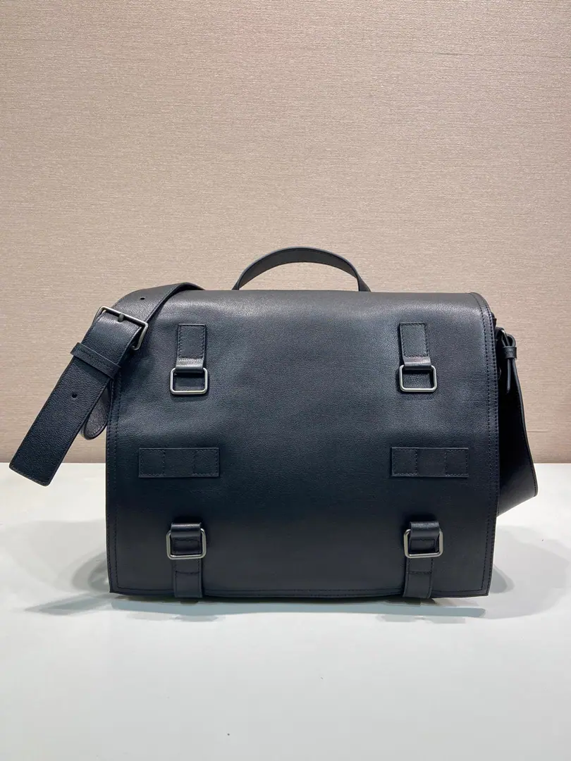 🎉New mailman bag.🎉2VD Cowskin.🎉🎉 The postman's little skin is a source of inspiration., It's a simple and generous shape., With a handle and a shoulder belt., A variety of ways of carrying them.. Internal Space Wide, Multiple pockets, Items sufficient to accommodate work or leisure. This very simple design makes this package multifunctional., A modern-day apparel., To turn us into a unique style.. The lady looks good., Dude., Let's get started., Another time-consuming time-out.🎉🎉 Long34xHigh29xBottom10cm🎉🎉🎉