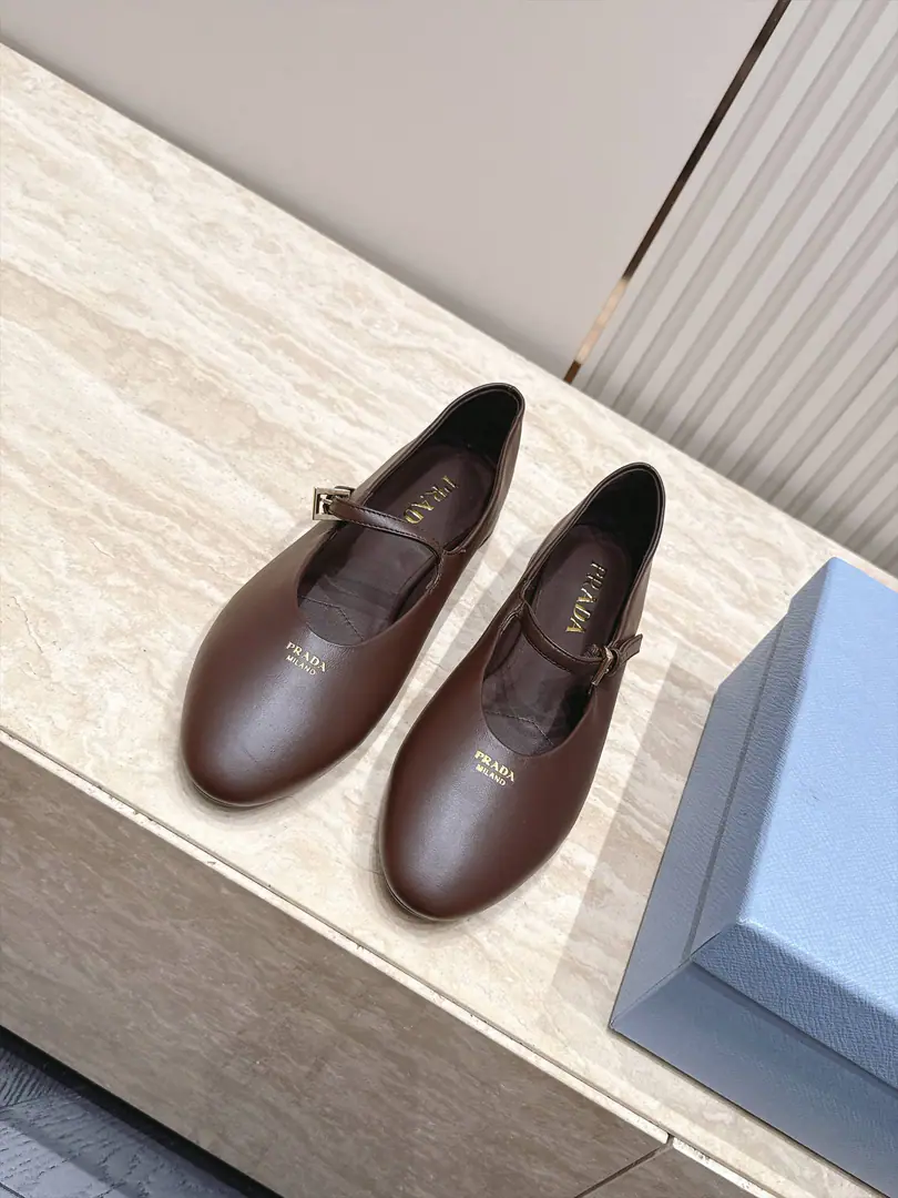 Top Version Prada Prada. 2026ssNew Mary Jane's flat-bed Happy Shoes. The Red Bang is coming.！The big reds are the first to experience., RedinsThe Herb-breeding God., It's a very retrograde wind., The aerobics are perfect., It's a very classic design., It's very high-class and very comfortable..Original 1-to-one.！Absolute monopolistic practice！ Fabulous.: Imported cattle skin Uchi.: Import of sheep skin Otsumi!: The Italian skin is a big thing. Size: 35-40（40I'll make sure I don't change it.）