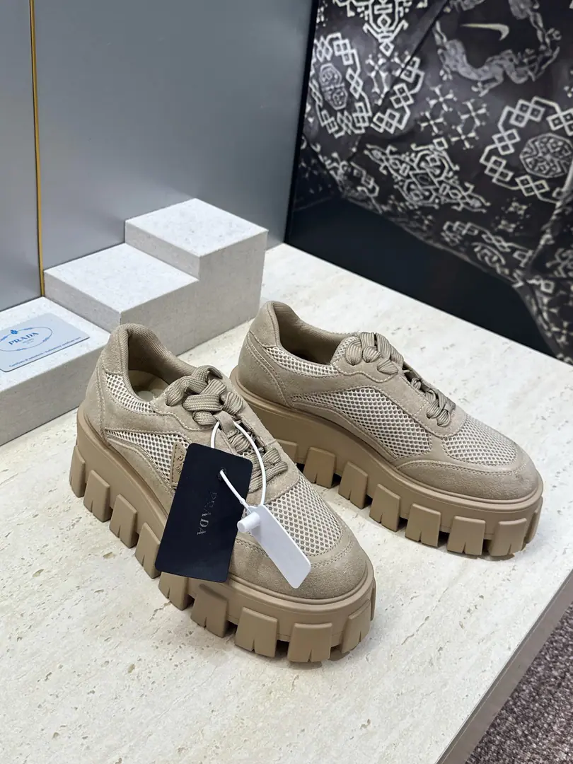 Plant prices Prada 2026Spring and summer with the girls' shoes. Prada letterslogoA logo badge, a gold-buttoned round-head motion skateboard shoe. Material: The shoe is imported with a pelt of oxen and a fisherman's face.+In the skin of the watered cow.+Original OpenIpOtsumi! Size:35-41(40.41Custom without re-offer）