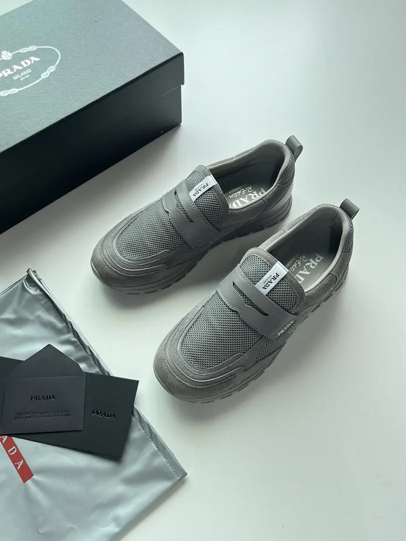 Prax Neteye fabric and leather-shoes., A little bit of a slob., Combining the lyfoes with the line and the sports shoe comfort structure, Main airnet eye fabric, A smooth leather strip with classic LeFoo strips., The tongue of the shoe is sewn in a weave.PRADAMarking, The back heel is wearing a twig., Thick teeth, thick rubber., Bring your own date.4.5cmIncrease impact, Slip-resistant lightly quantifys bubble base, And it's a combination of increased and walking comfort.. Codes: 39-45 Colours: Black, White, Blue, Gray