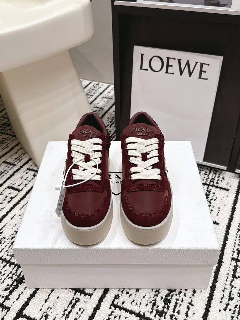 Requisition level PradaPrada.2026Spring and summer. Thick Leisure sports shoes This one.PradaThe long-term contours of leisure sneakers., It's a new classic.. Leather is carefully crafted., Raise the tone. Light style, Add triangulation marks.5CMThick, It's all right.！ It's a mix of leisure styles., In times of all styles and eyeballs,, The most permanent companion. A little bit of capture as a white shoe.. Size: 35-39（40.41I'll make sure I don't change it.）