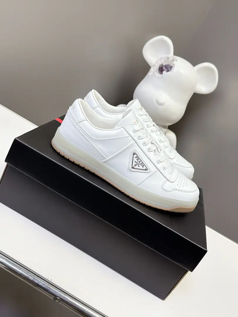 🏧𝐏𝐑𝐀𝐃𝐀Top-of-the-line new guy shoes series. The shoes are very nice and not soft. It's a lot of leisure., The feet are quite comfortable. - It's good to have air., It's a year and season.😆 The fabric is imported into the skin of cattle. The inside and the foot use cow skin. OriginalTPUOriginal Base Men:39-45 [45Custom]