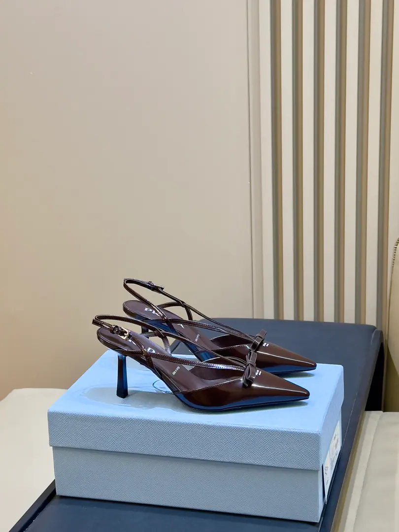 🆕⚠️ prada 26ss new arrival～High heels. PradaSpill-head heels., Use bright-face leather, The light is full., French graceful gas is directly full.！Pointhead+Ding-Sing, Cross-banding in the back empty., The moist feet are strong., You're not tired in your comfortable clothes.. There's a side of the shoe cushion.PradaMark, It's a branding thing.. It's not about dress and suit., It makes sense., Telecommuting, Date, It's a good time for the official.～ size:35-41(40-41I'll make sure I don't change it.)