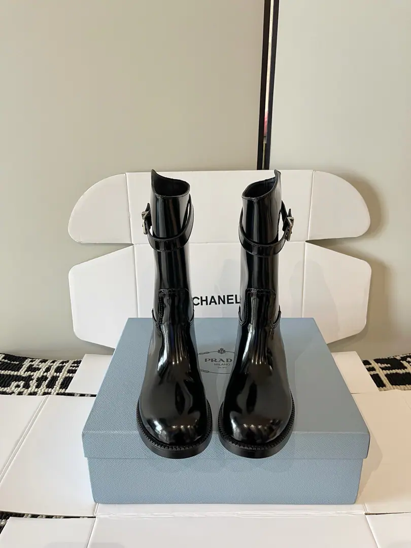 PRADA Chelsea, the latest. Blinker boots. Boots, thick bike boots. - A fashion and leisure car, Martin boots. It's so unique. Everybody loves and rides easy. It's gonna blow every year..And the classic shoes. Enough to conquer you. Put it on. I'm not going to miss it. - It's a simple, handsome foot. ！ Fabulous.: Import the open beads. Bullskins. Uchi.: I'm gonna get my feet wet. Otsumi!: Original Base 4cm Codes: 35-41（40 41Do it.）