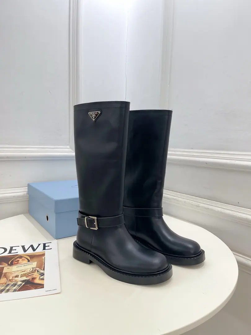 PRADA Prada. 26𝐬𝐬 🌈2026Autumn and winter brand new. The counter is showing off. The classic triangle belts with knights' boots. Boots. Series〰 ◽Shoe.: The original is custom-made to open the beads./Bullskins. ◽️ Uchi.: Import water to dye sheep. ◽Otsumi!: Original modeling, slide-proof floor ◽️ He's tall.: 3.5cm ◽Shoes.: 35-39（40, 41I'll make sure I don't change it.） ◽Plant price: Short boots. Boots. ◽Numbering: 2608045