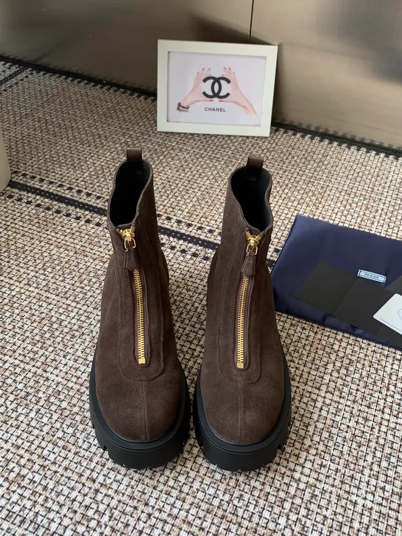 PRADA 26ssPrada's classic triangle, the king of the world blowing up female boots. The series that I can't buy in winter., It's definitely the big one this year.！！- The thief is beautiful.！PradaThe boots are really stunned.！The upper foot air is so skinny, it's just a little bit pinched. Shoe.: Bull. Uchi.: Bullskins. Otsumi!: The prototype is a big one. Size: 35-41（40.41Make a reservation or not.）