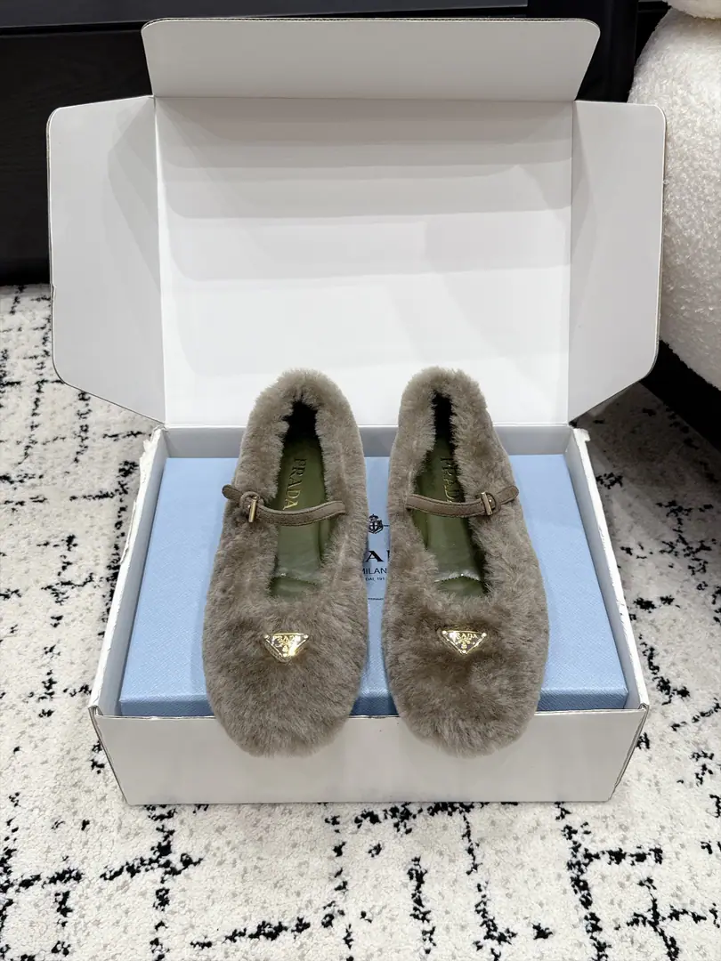 pradaPrada.26/ The latest round-headed Mary Jennifer shoe, classic metal tributary hair-stuffed, warm-down shoes. Makes them light and comfortable. To satisfy the many choices of the different styles of fashion.！Marked Metal Triangle, Simple fashion, Every design element is on a fashionable spot.！ ✔️Fabulous.: Import rabbit hair ✔️Uchi.: Importing sheep's skins ✔️Otsumi!: Original custom shoe bottom ✔️Size: 35-41（40 41Do it.）