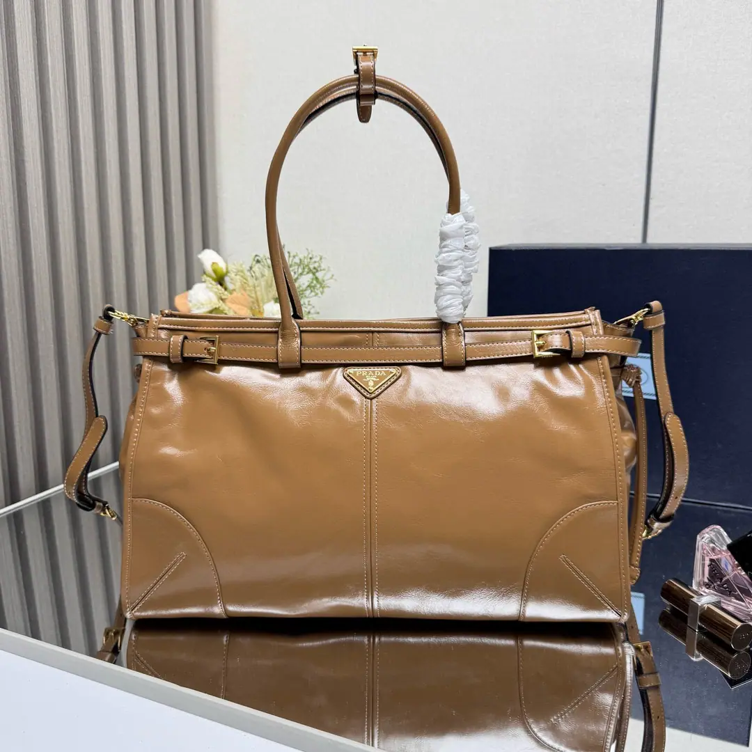 【Top First List】🌹🎉LusSolfOiled lass.🎉1BA Big number.🎉🎉This slant bag is on the imported oils., The brightness of the color is a classic., With a long shoulder band that can be deactivated., To facilitate the matching of different occasions., The capacity space is huge., The giants work.👏, It's definitely a cashier's allowance., Take this bag with you and bring it home.！Dimensions: Long38xHigh30xBottom12cm🎉🎉🎉👏