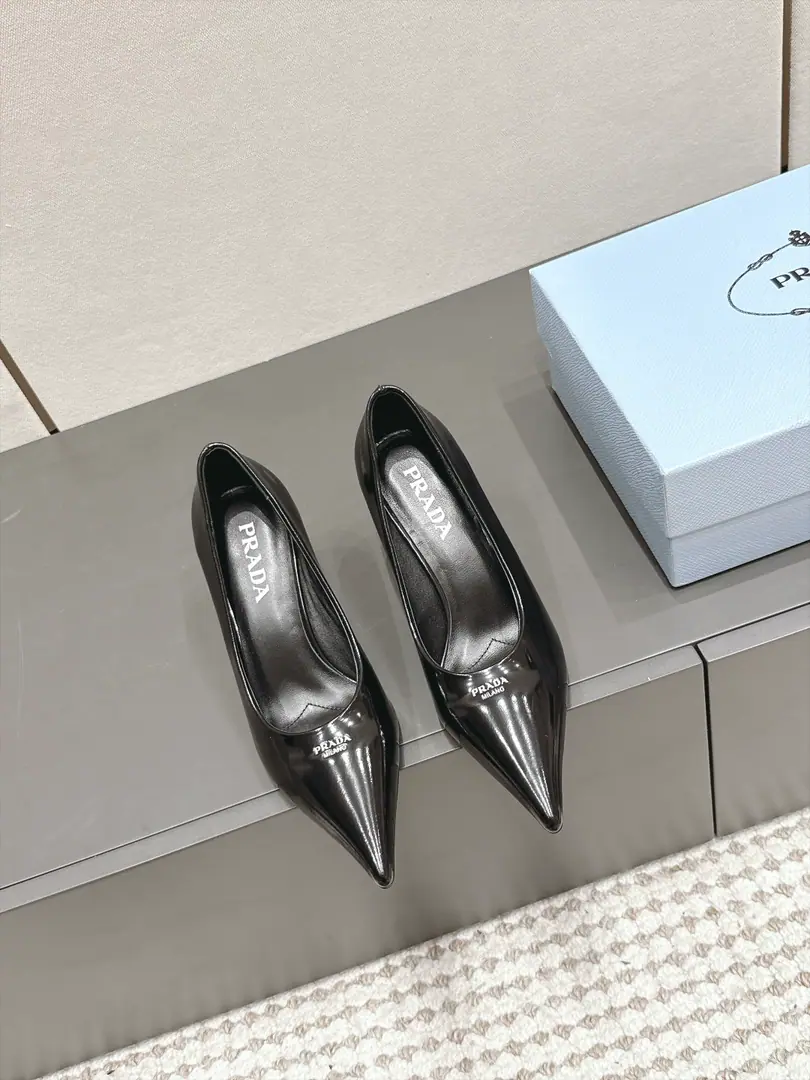 Requisition level（Bring the plane box.） Prad* 26/The classic triangle with a small high heels. Use sharp and sharp head.+Group of geometric triangles, Triangular alignment of the shoe head is brand recognition., Pulling legs together is reinforcing the sense of vanity.. Heel is a fine height., I've been uplifting my grace while keeping my shoe-type savvy.. Shoes are designed with simple, undecorated designs., Only brand-marked triangles on the head of shoes., Footprints.PRADAMarking, Shoemaking guarantees a comfortable and well-dressed set of feet.. Shoe.: Bill openings, cow skin./Painted skin. Uchi.: Lamb skin. Otsumi!: That's a big one. Increase: 7cm size: 35-41Code（40, 41Code custom is not to be changed）