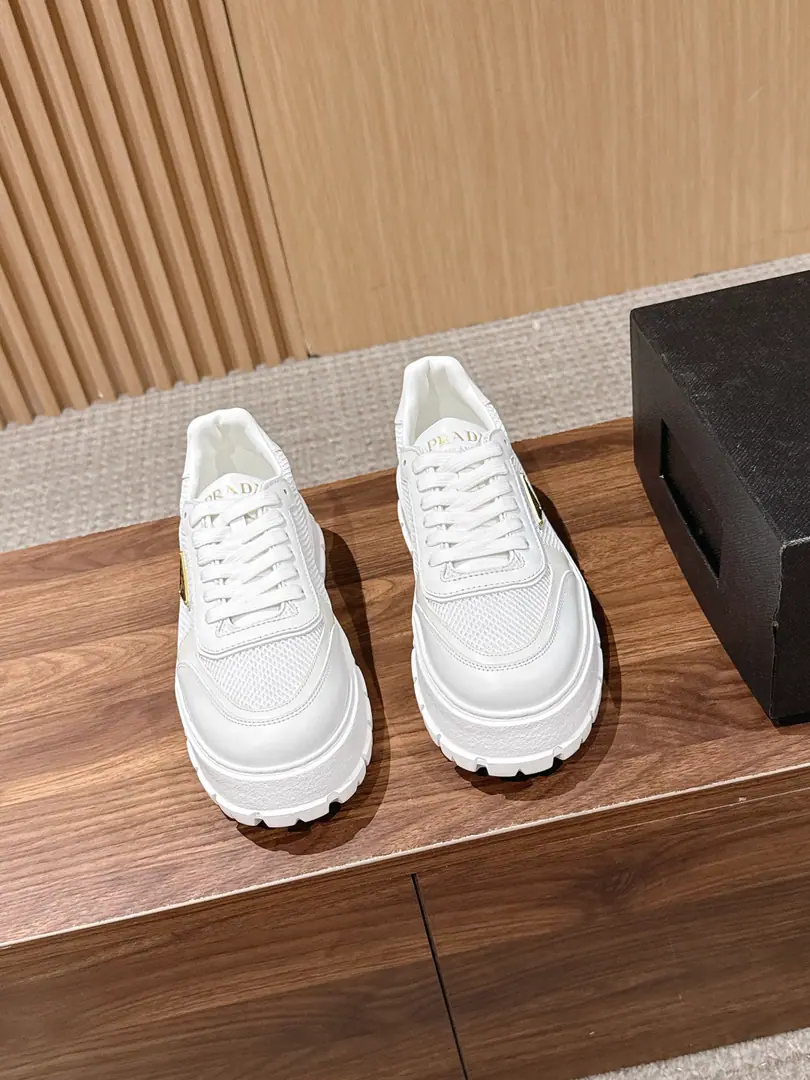 PRADA Prada's new air-net man's leisure shoes. Classic triangulation marking Use real skin synthesizing airnet materials More suitable for summer., Real leather and real leather shoes.！We're getting thicker.5cm Size: 39-44（45/46Custom without re-offer）