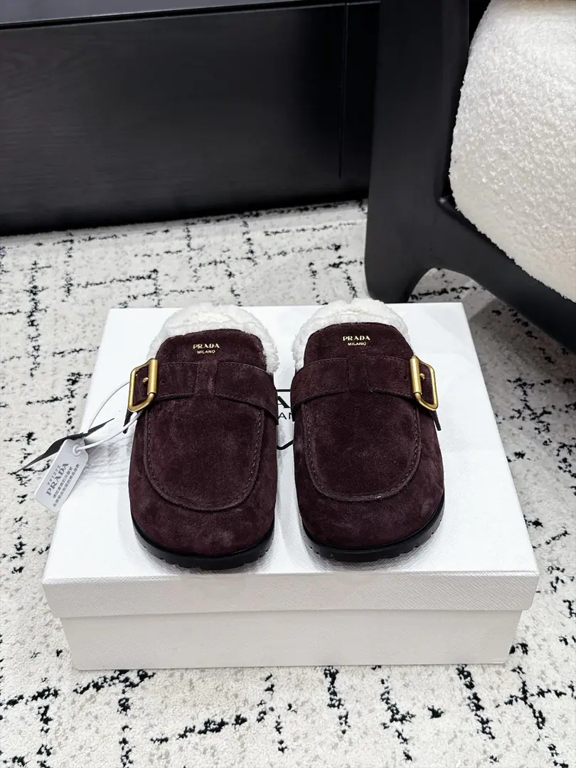 Prad*26/A new lamb with a bag of bracken shoes in the morning and autumn. I'm not sure I'm sure I'm going to be able to get a better look at this., Autumn-Tunnel Lazy Muller tow, Round-wide, shoe-stylish and moist feet., A metal button on the shoe, with a short strap., The color is the way to meet the tone of autumn and winter.. The autumn and winter atmosphere is so full of lazy shoes., The old shoes are lazy., It's a warmer and a more modulus inside the fuzzy., It's a loose atmosphere., It's all in the fall and winter.. ✔️Shoe.: High-swiss-lighted cow revelry. ✔️Uchi.: Lamb wool. ✔️Otsumi!: Original version to open ✔️size: 35-41Code（40 41Customize No Refund）