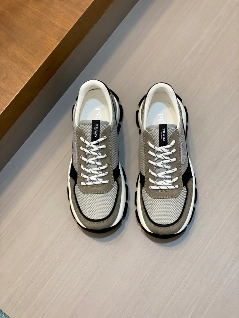 PRADA/Prada. Montecarlo Re-Edition 2026Summer leather shoes. This sneakers...2026Year as first yearLinea RossaPart of the series, Comfortableness is integrated into the design of fine innovation.. The latest style is sports style., Returning with soft-feather cattle leather and fabriced net eye shoes, Match visible top thread stitches, Respond to original mitochonous lines. I'm inspired by my driving shoes., A soft, flexible leather bag with a rubber deconstructed sole., And give the sneakers a light look and a smooth beauty.. The shoe is burning gold.logologo decoration, The watered cow's skin is covered with gold-coated cow's skin., I'll take a breath of air from my feet.！Full packaged dustproof bags！ Size: 39-40-41-42-43-44 Standard leather shoe size（45I'll make sure it's not changed.）