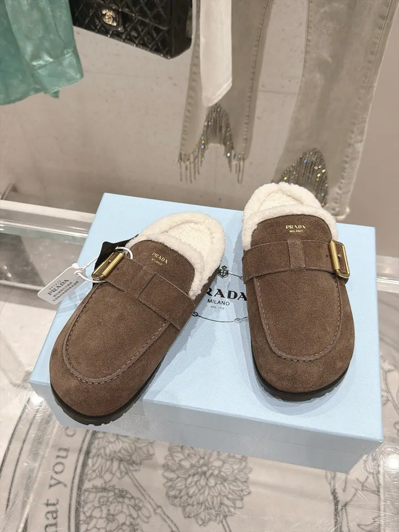 🏧𝐏𝐑𝐀𝐃𝐀In the new bridal wool of Prada Qiu Furry slippers. The fashionable designs present a classic contours. No matter what you're facing. You're the only one who owns the home.💃🏽 The original fabric is a high-fibre-feather-feather-feather-feather-- The imported lambs are mixed up in the inside. Original Open Model Slide-InTPUOtsumi! Codes: 35-40（40.41Do it.）