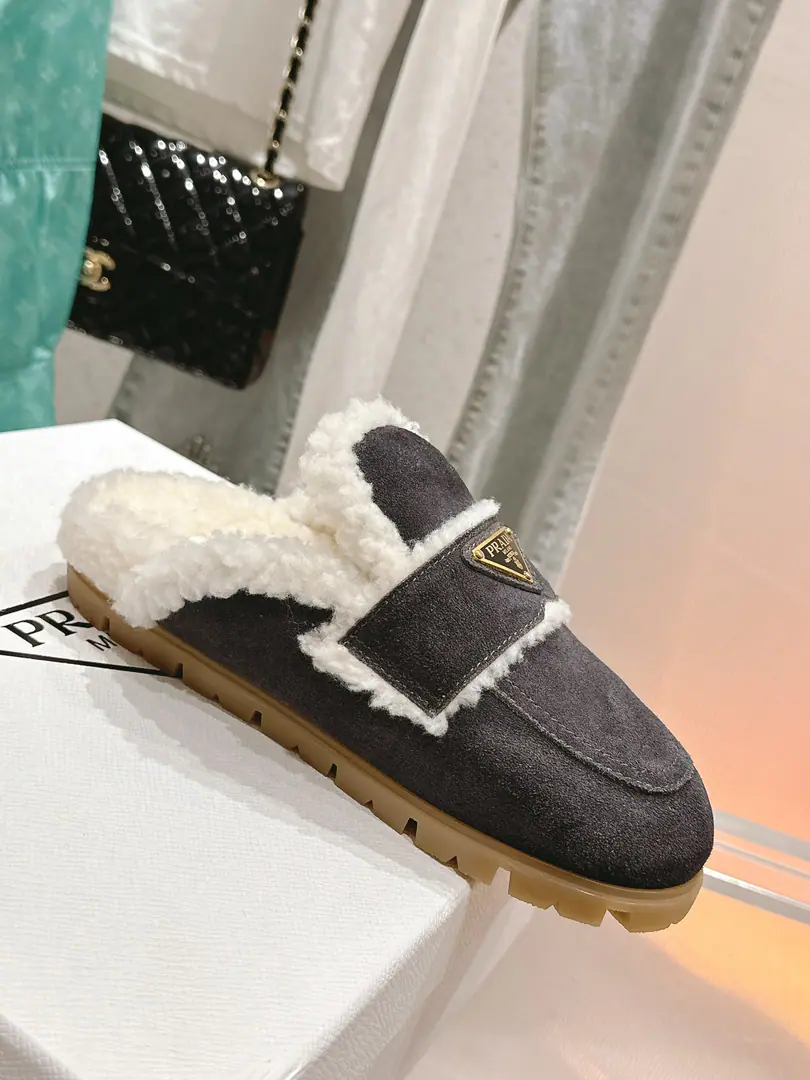 🏧𝐏𝐑𝐀𝐃𝐀Top Top The Pradya triangle is snow-dry with a metal gear wheel.！ Fashion imports, sprout. In the blue wool of the Australian sheep./Foot. Original double color is too lighttpuBottom+Real leather. Size35-41 [40.41Custom]