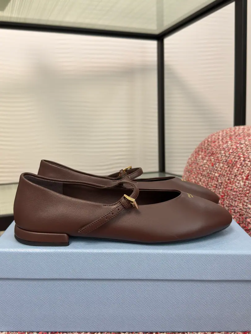 Top Version PRADA Prada. 2026 Autumn and winter money. Circle Head Bold Floor Mary Jane. Ballet shoes. This Mary Jane ballet shoe, always a fine touch.. This leather shoe is shaped with a fiber-shaped almond shoe., The nozzle print the letters in the logo, which is a fine and pure detail.. Fabulous.: Import of sheep skin Uchi./Foot.: Import of sheep skin Otsumi!: The original model of the rubber floor. He's tall.: 1cm Size: 35-41（40 41I'll make sure I don't change it.）
