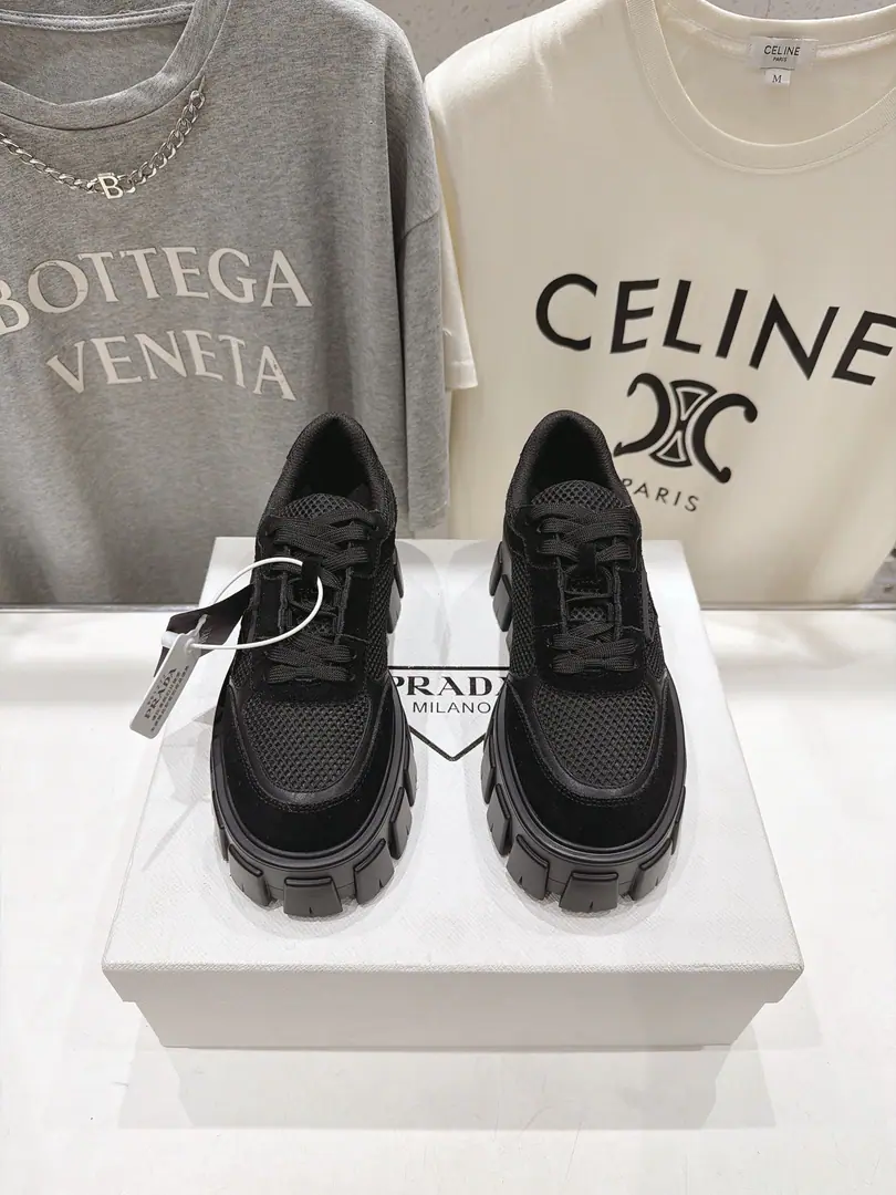 🏧PRADA/Prada's new money. Wearing a thick tank shoe with white shoes. The fabric is imported into the high-swirling anti-veal.+The netcloth. I'll take a breath and skin. The original is so light and soaked. Height: 5.5cm Size: 35-41 [40.41Make a reservation.]