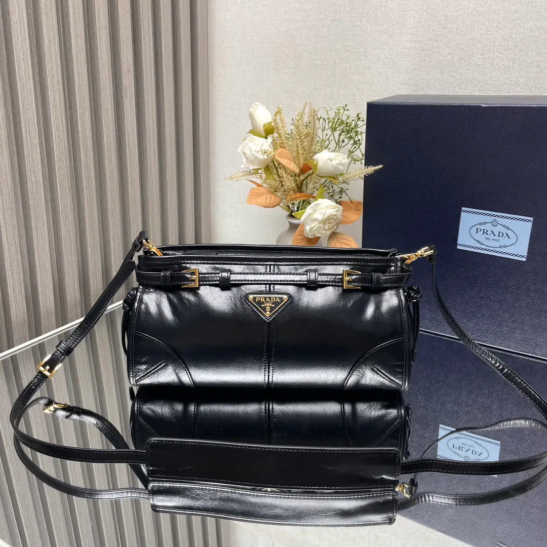 【Top First List】New paragraph🎉LusSolfOiled lass.🎉1BH Tilt Pack🎉This slashed bag uses imported oiled syrup., The brightness of the color is a classic., With a long shoulder band that can be deactivated., ♪ Easy shoulder and slant ♪, The capacity space is huge., The giants work.👏, It's definitely a cashier's allowance., Take this back into your old slant bag and go home.！Dimensions: Long26xHigh14xBottom12cm🎉🎉🎉👏👏！