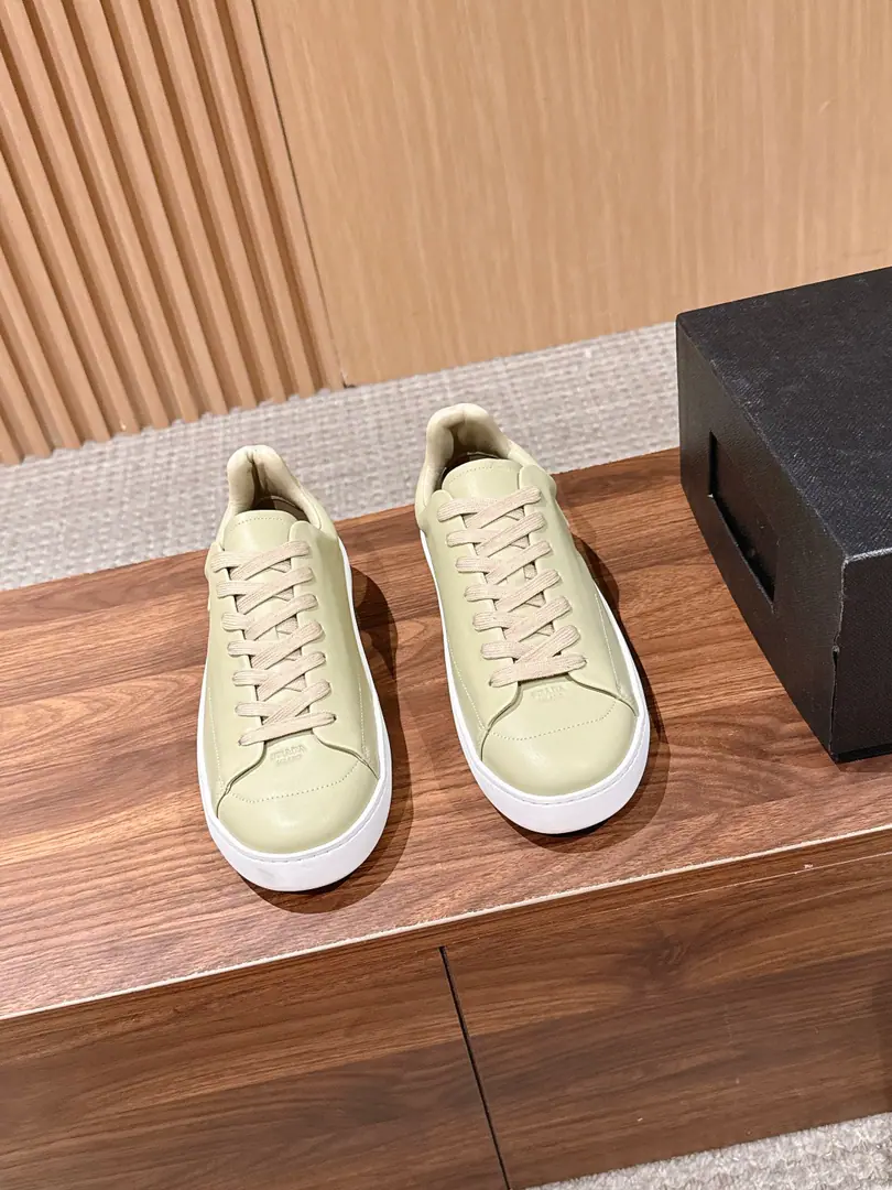 PRADA Prada's new man's leisure shoes. This year's show. Leisure style pops up.！Full-particle cow leather., Inside, the cow hides., I'm comfortable with air.. The side-side real-cut triangulation sign is embedded on the soles of the shoe.！The original is light and light. - Wearing it without pressure.！Size: 39-44（45/46Custom without re-offer）