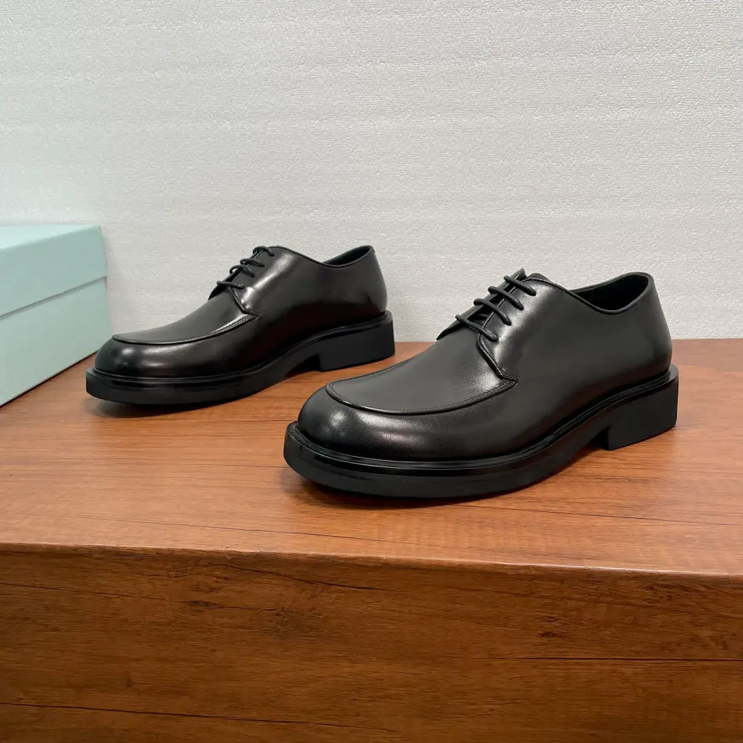 Prada The man's new leather department with Derby's shoes. This is a nice, elegant pair of shoes.. Made with black cow hide and bright face, hand-skinned, bead-and-gold leather., Sewing of imported car beds, Tie the Derby design., Combining the skin with the vulcanization resistant grinding.EVAThe bubbles are so light and so deep., Full cow skin and a gold-hot pedal., - He's a man.. Classic Fashion, The upper foot is comfortable.！Dustproof bag with original box！ Codes: 39-40-41-42-43-44 Standard leather shoe size.（38/45I'll make sure I don't change it.） The cargo.: XY Tie it. Black cow skin.