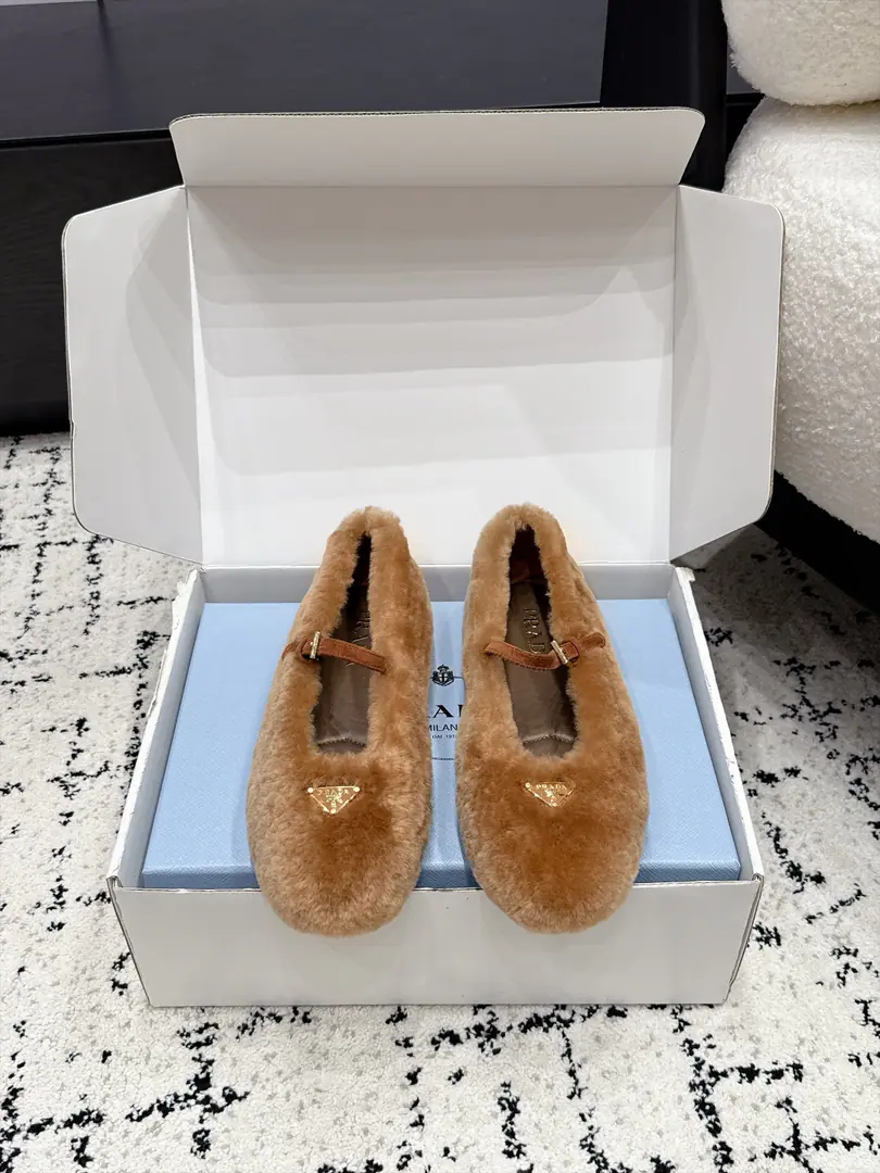pradaPrada.26/ The latest round-headed Mary Jennifer shoe, classic metal tributary hair-stuffed, warm-down shoes. Makes them light and comfortable. To satisfy the many choices of the different styles of fashion.！Marked Metal Triangle, Simple fashion, Every design element is on a fashionable spot.！ ✔️Fabulous.: Import rabbit hair ✔️Uchi.: Importing sheep's skins ✔️Otsumi!: Original custom shoe bottom ✔️Size: 35-41（40 41Do it.）