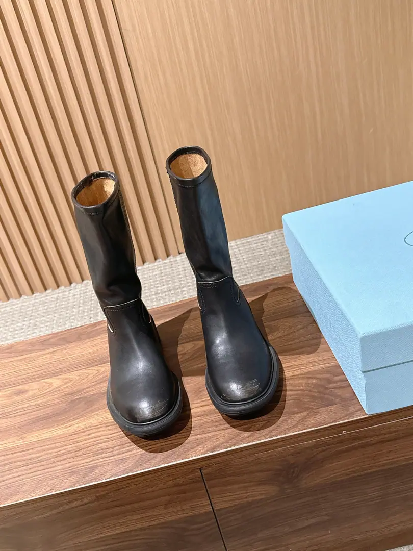 PRADA Prada's new boots. It's classic.P- Home sole. Wipe as Old Effect With a classic Chelsea boots. It's a little bit of a ride, but it's not a bad idea. A very human boot of autumn and winter. Old cow skin.➕Comfortable mixed sheep skin. Modular rubber bottom Size: 35-39（40Make a no-refund order.）